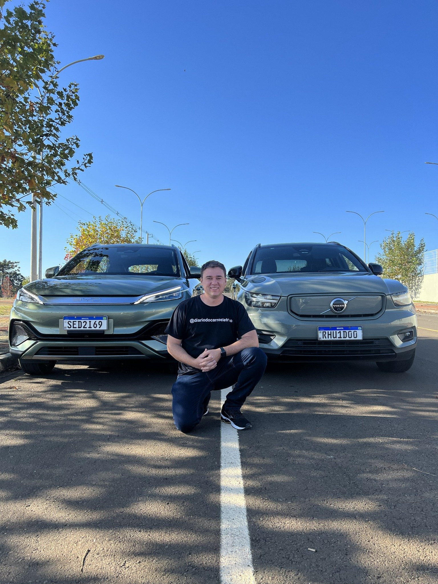 Marcos Paulo entre o BYD Yuan Plus e o Volvo XC40 Recharge